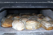 Markgräfler Bauernbrot und weitere Brotsorten im Holzofen gebacken Markgräfler Bauernbrot und weitere Brotsorten im Holzofen gebacken